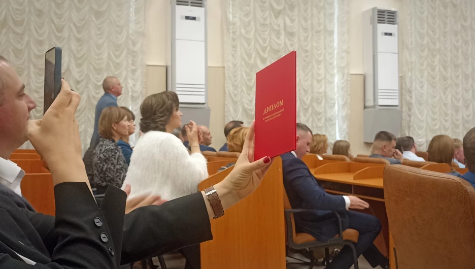 Более полусотни управленцев Алтайского края получили дипломы президентской программы. 2025 год.