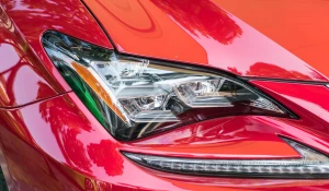 Фара автомобиля.