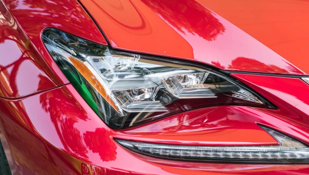 Фара автомобиля.