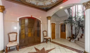 Коттедж продают в Барнауле за 45 млн рублей.