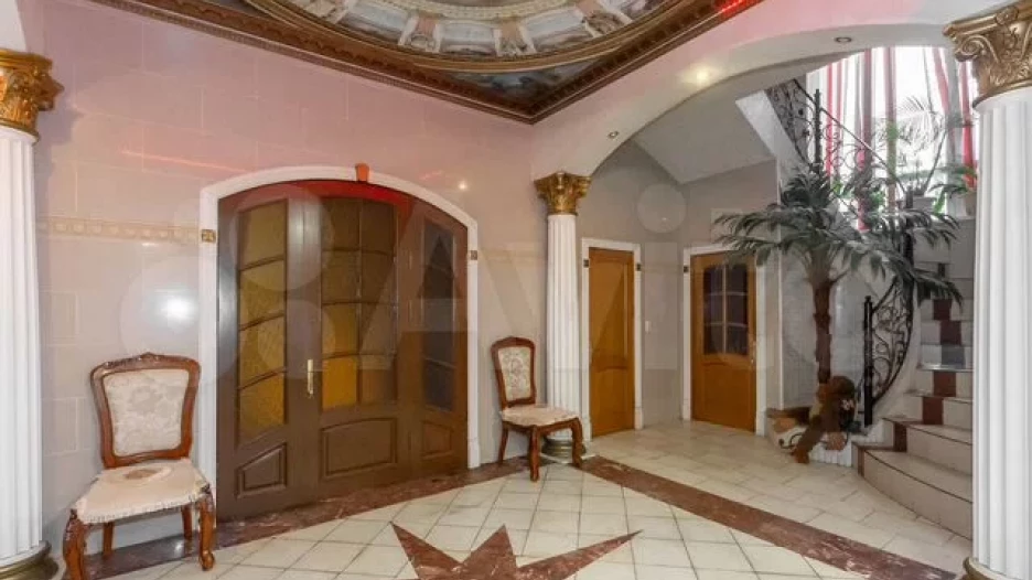 Коттедж продают в Барнауле за 45 млн рублей.