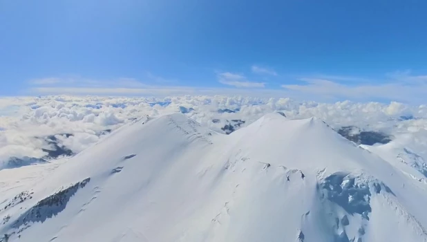  Сергей Михеев снял Эльбрус на мотопараплане.