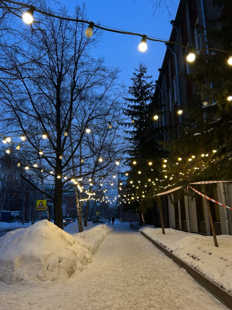 Фонарики у ресторана «Место пасты».