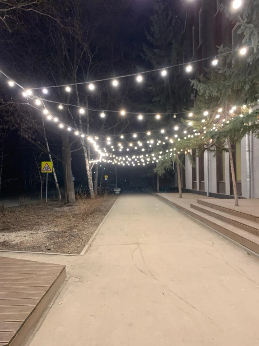 Фонарики у ресторана «Место пасты».