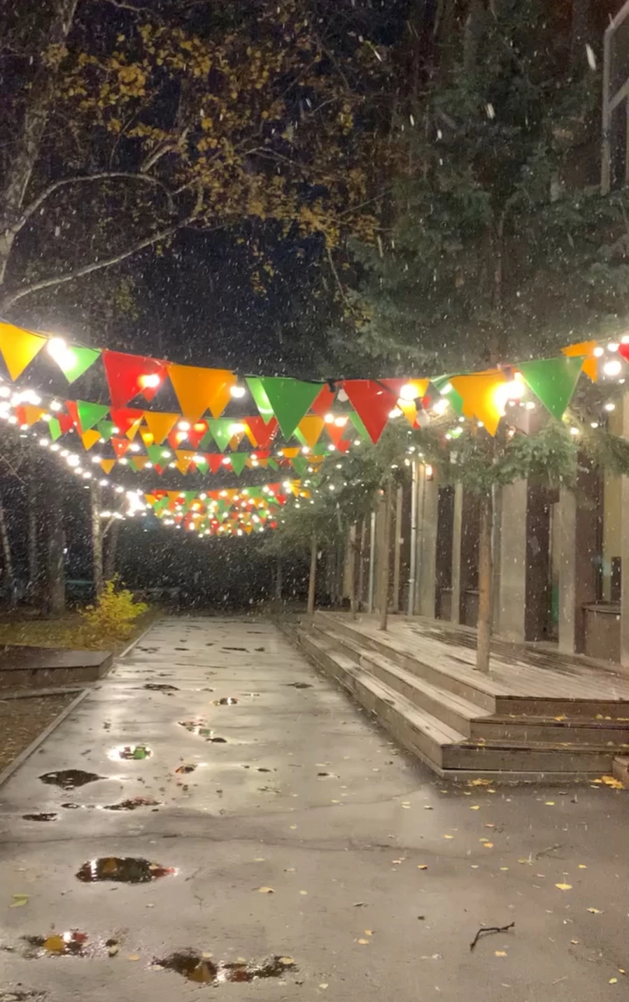 Фонарики у ресторана «Место пасты».