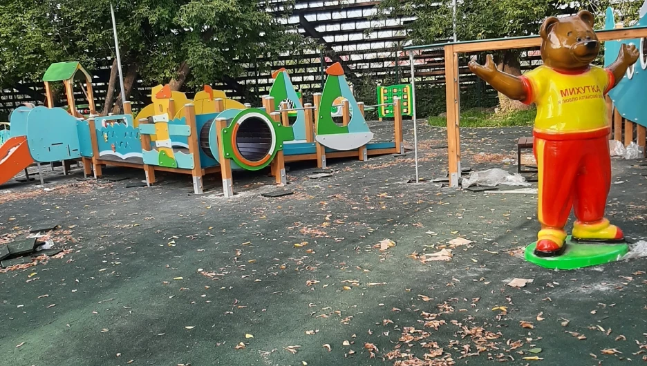Новая площадка в Изумрудном парке.