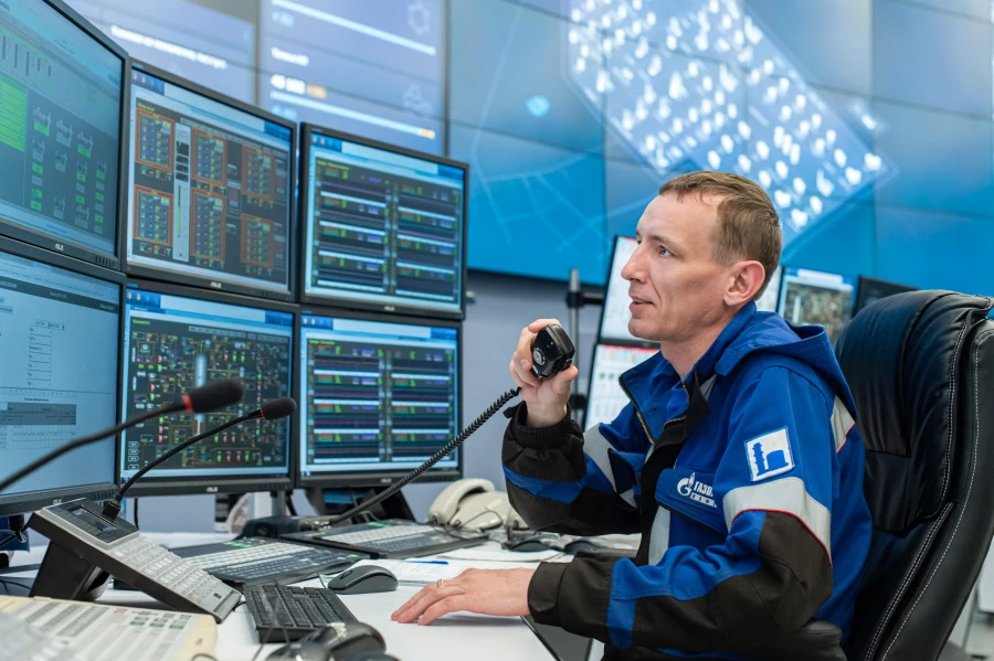 Омский нефтеперерабатывающий завод.