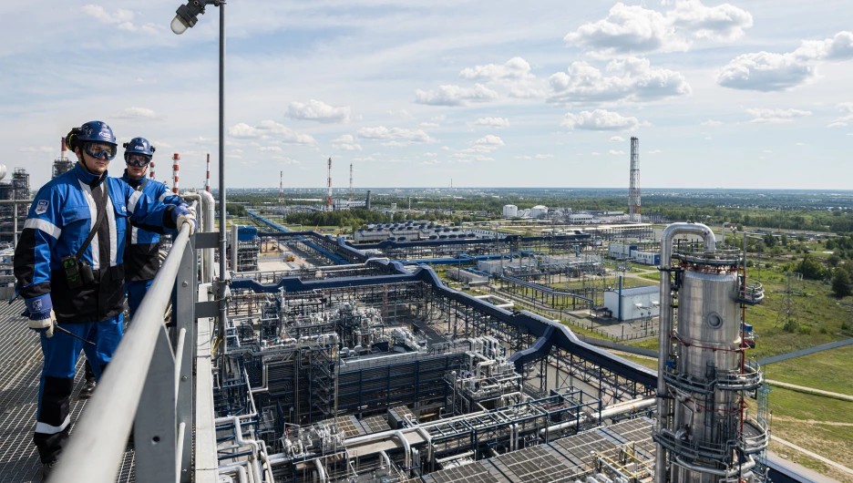 Омский нефтеперерабатывающий завод.