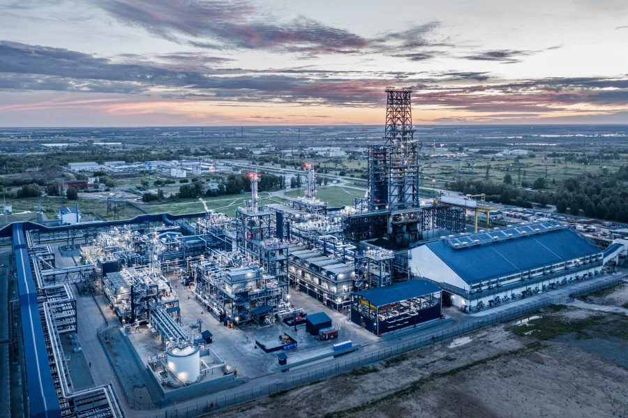 Омский нефтеперерабатывающий завод.