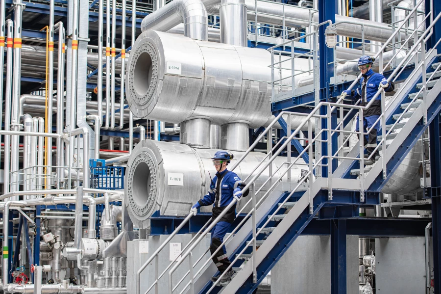 Омский нефтеперерабатывающий завод.