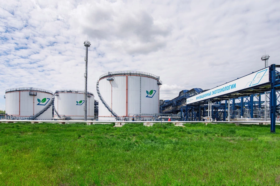 Омский нефтеперерабатывающий завод.