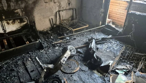 Из-за электросамоката дотла сгорела жилая квартира.