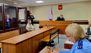 Женища на заседании суда по делу о смертельном травмировании пешехода на тротуаре.