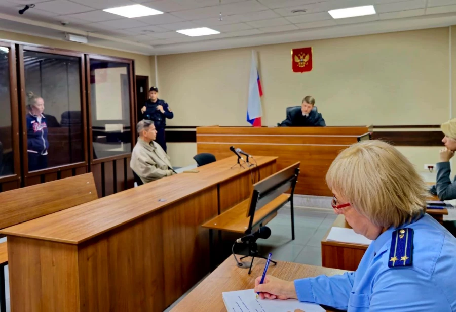 Женища на заседании суда по делу о смертельном травмировании пешехода на тротуаре.