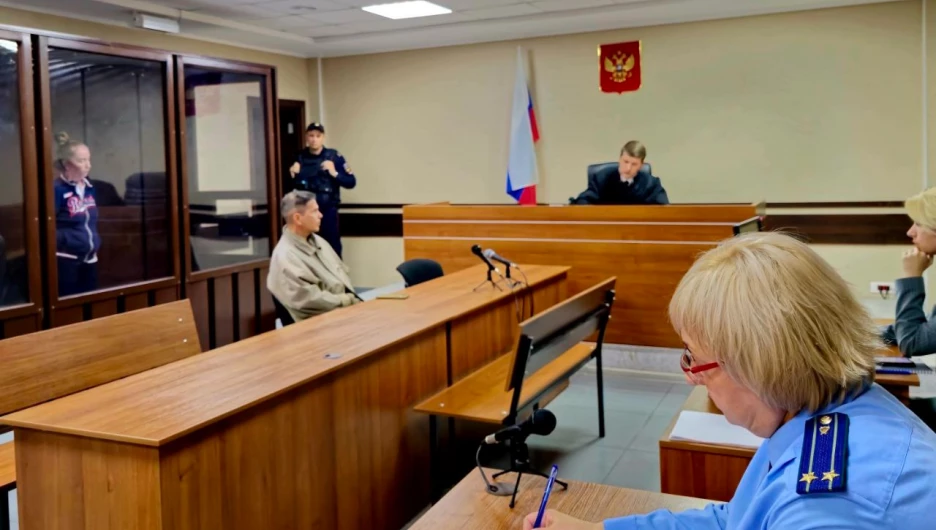 Женища на заседании суда по делу о смертельном травмировании пешехода на тротуаре.