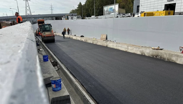 В Барнауле завершается асфальтирование тоннеля на новой развязке.