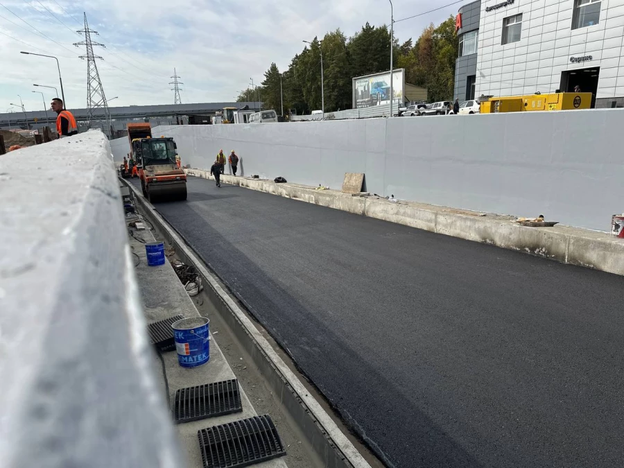 В Барнауле завершается асфальтирование тоннеля на новой развязке.