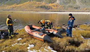 Спасатели вытащили тела трех погибших геологов из озера Амудиса.