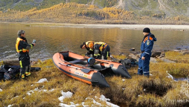 Спасатели вытащили тела трех погибших геологов из озера Амудиса.