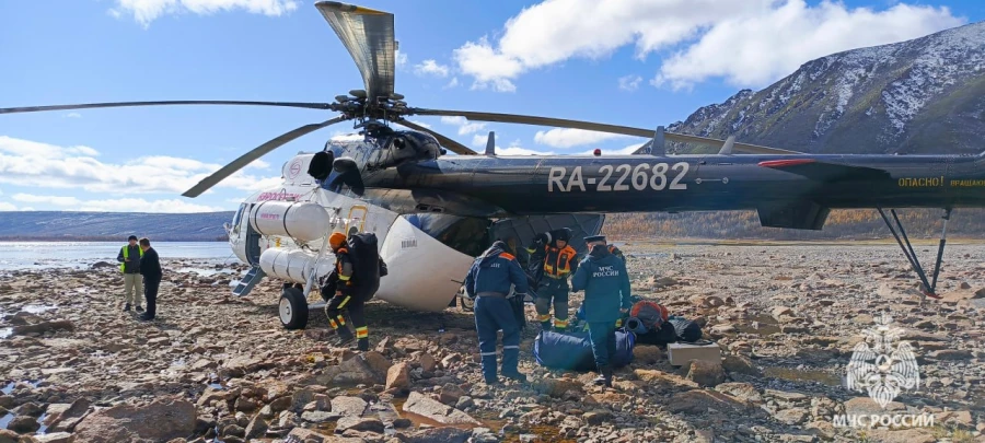 Спасатели вытащили тела трех погибших геологов из озера Амудиса.