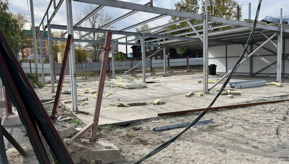 Магазин на ул. Короленко, 110 разбирают.