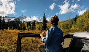 Женщина любуется горами.