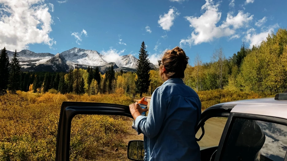 Женщина любуется горами.