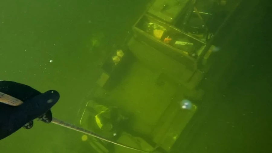 Затонувший вездеход в озере Амудис.