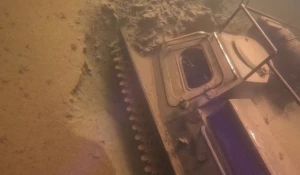 Затонувший вездеход в озере Амудис.