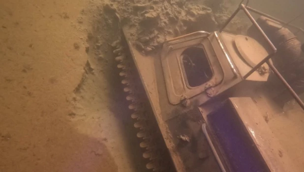 Затонувший вездеход в озере Амудис.