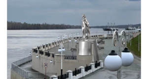 На набережной реки Оби приступили к работам по установке арт-объекта «Обь».