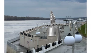 На набережной реки Оби приступили к работам по установке арт-объекта «Обь».