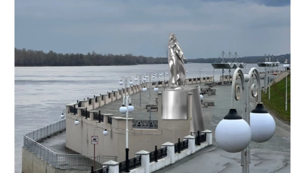 На набережной реки Оби приступили к работам по установке арт-объекта «Обь».