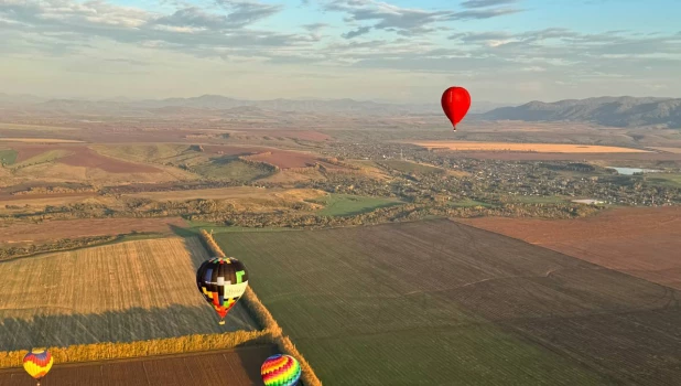  На Алтае засняли старт фестиваля воздухоплаванья «Взлет Алтай».