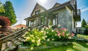 В Барнауле продают коттедж за 37 млн рублей.