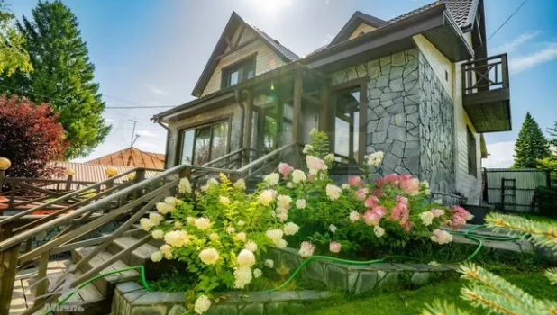 В Барнауле продают коттедж за 37 млн рублей.