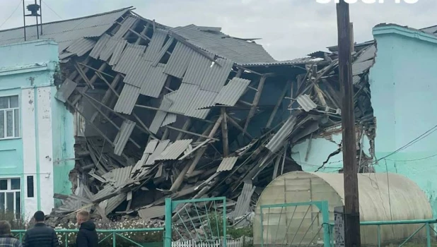 В Новосибирской области рухнула школа.