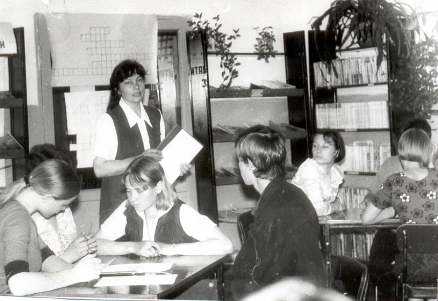 Библиотекарь читального зала Антонина Жигадло проводит игру &quot;Бизнес-старт&quot; для старшеклассников. 1996 год.