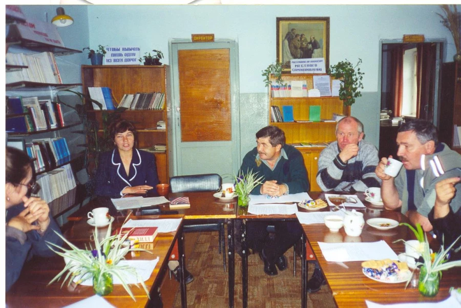 Читательская конференция по книге Н. Хилла &quot;Думай и богатей&quot; с  предпринимателями района. 2002 год.