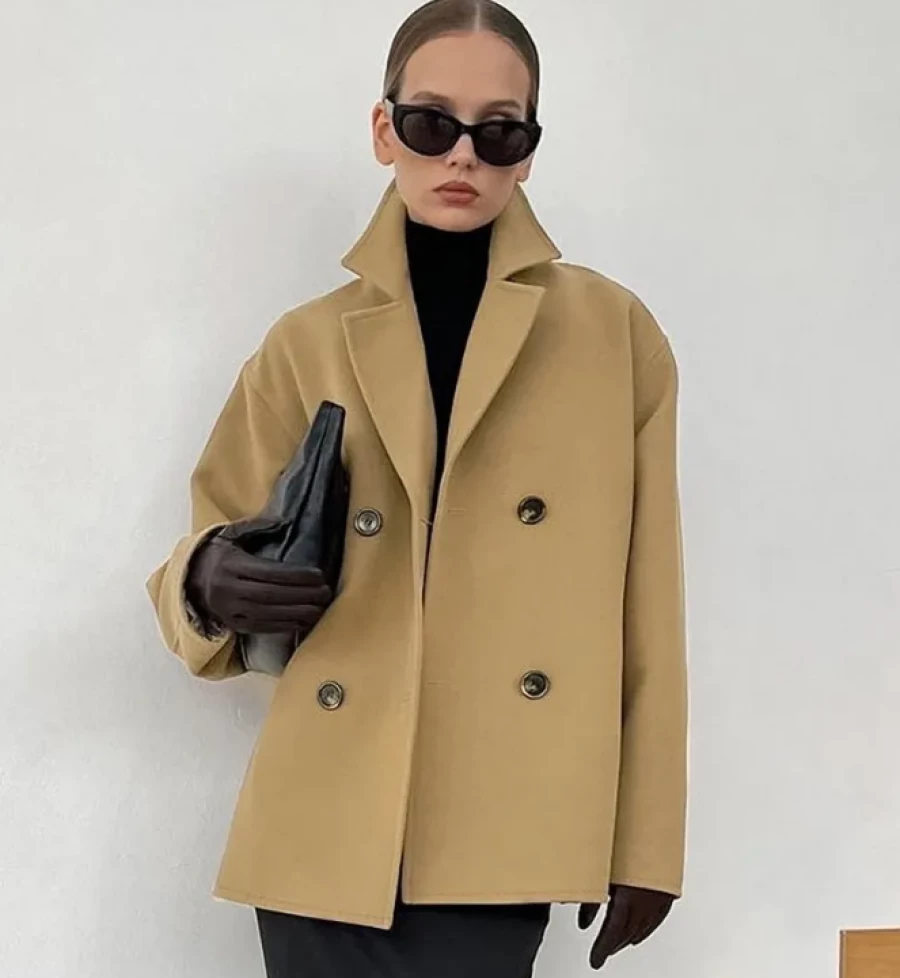 Укороченное пальто свободного кроя.