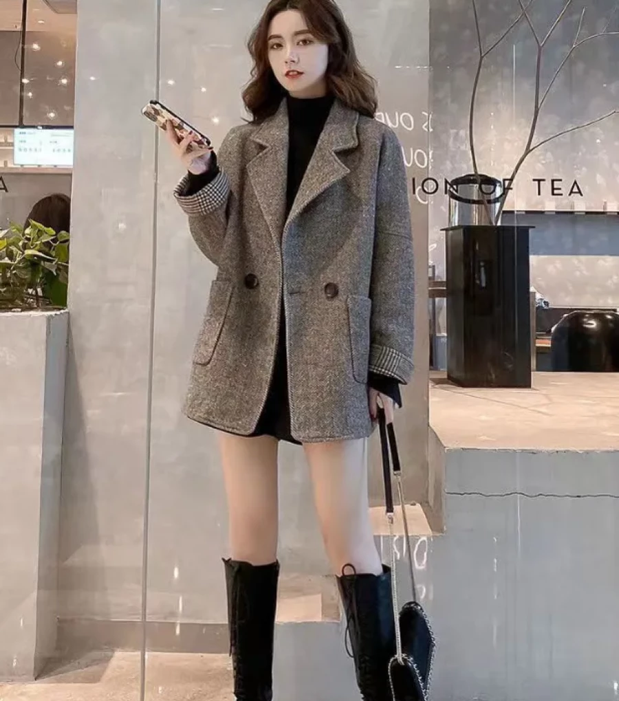 Укороченное пальто свободного кроя.