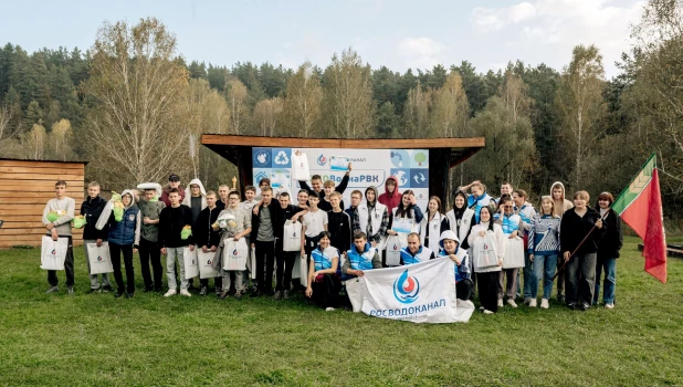 Участники экологической акции «ЭКОВолна РВК 2.0» группы компаний «Росводоканал».
