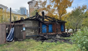 В Барнауле пожар почти полностью уничтожил частный дом.