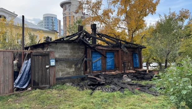 В Барнауле пожар почти полностью уничтожил частный дом.
