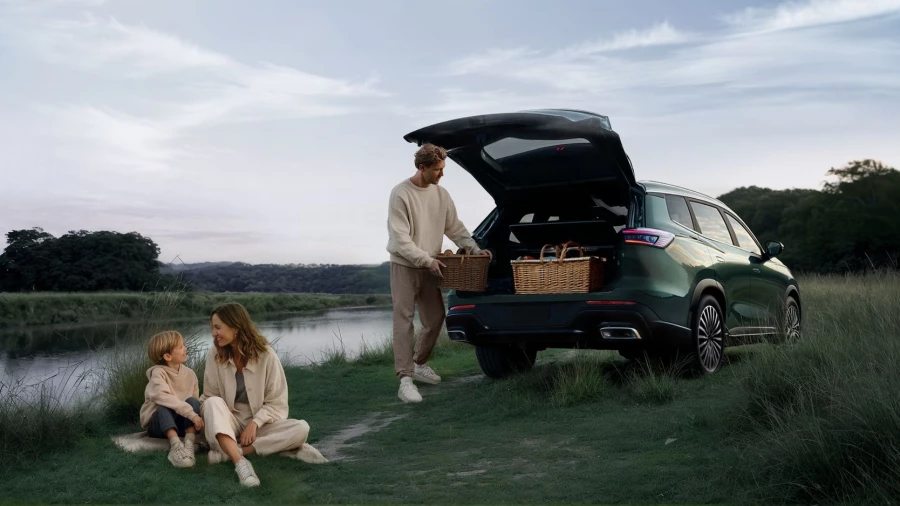 Tenet T8 — современный семиместный кроссовер.