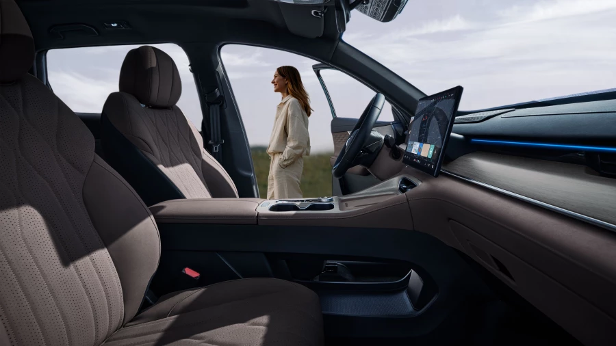 Tenet T8 — современный семиместный кроссовер.