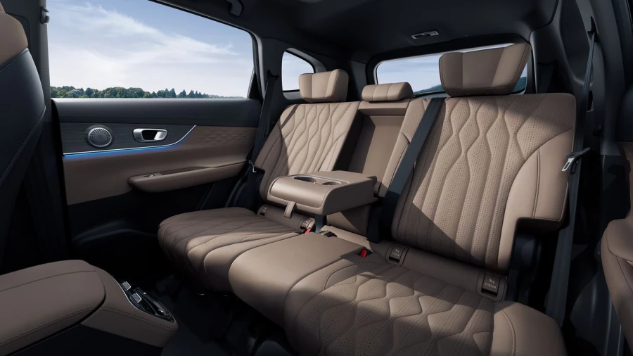 Tenet T8 — современный семиместный кроссовер.