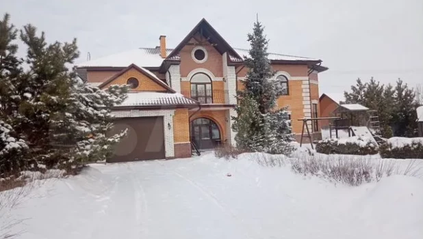 В Алтайском крае продают коттедж за 28,5 млн рублей.