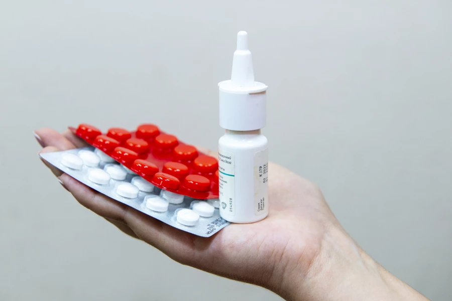 Таблетки, капли для носа.