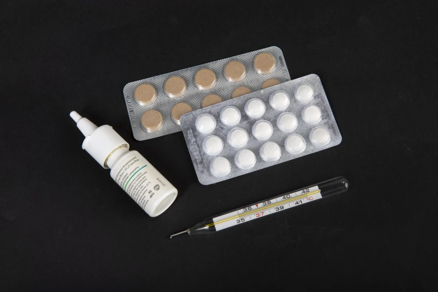 Медикаменты, лекарства, болезнь, таблетки, капли для носа, градусник. 